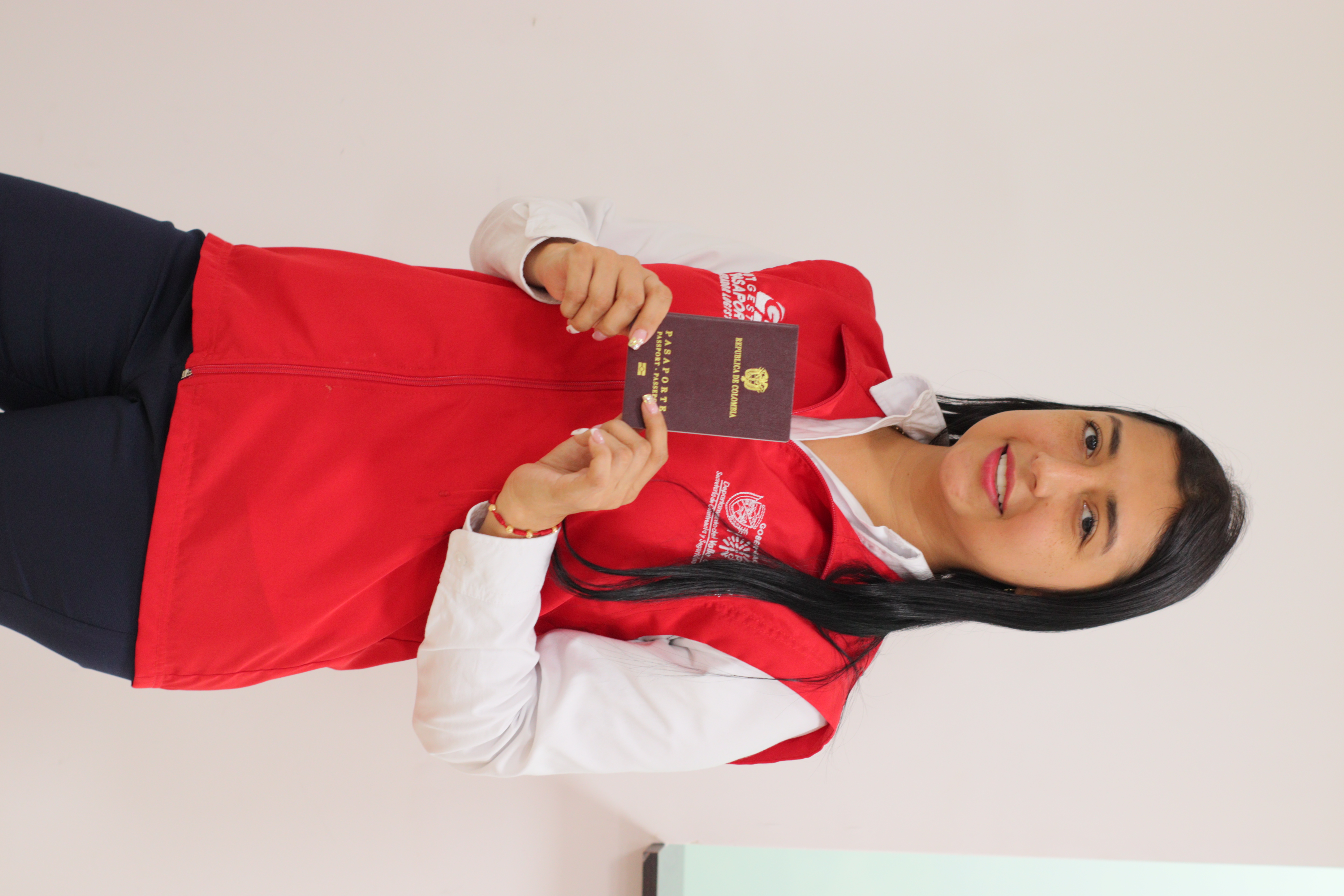 Foto persona con chaleco rojo