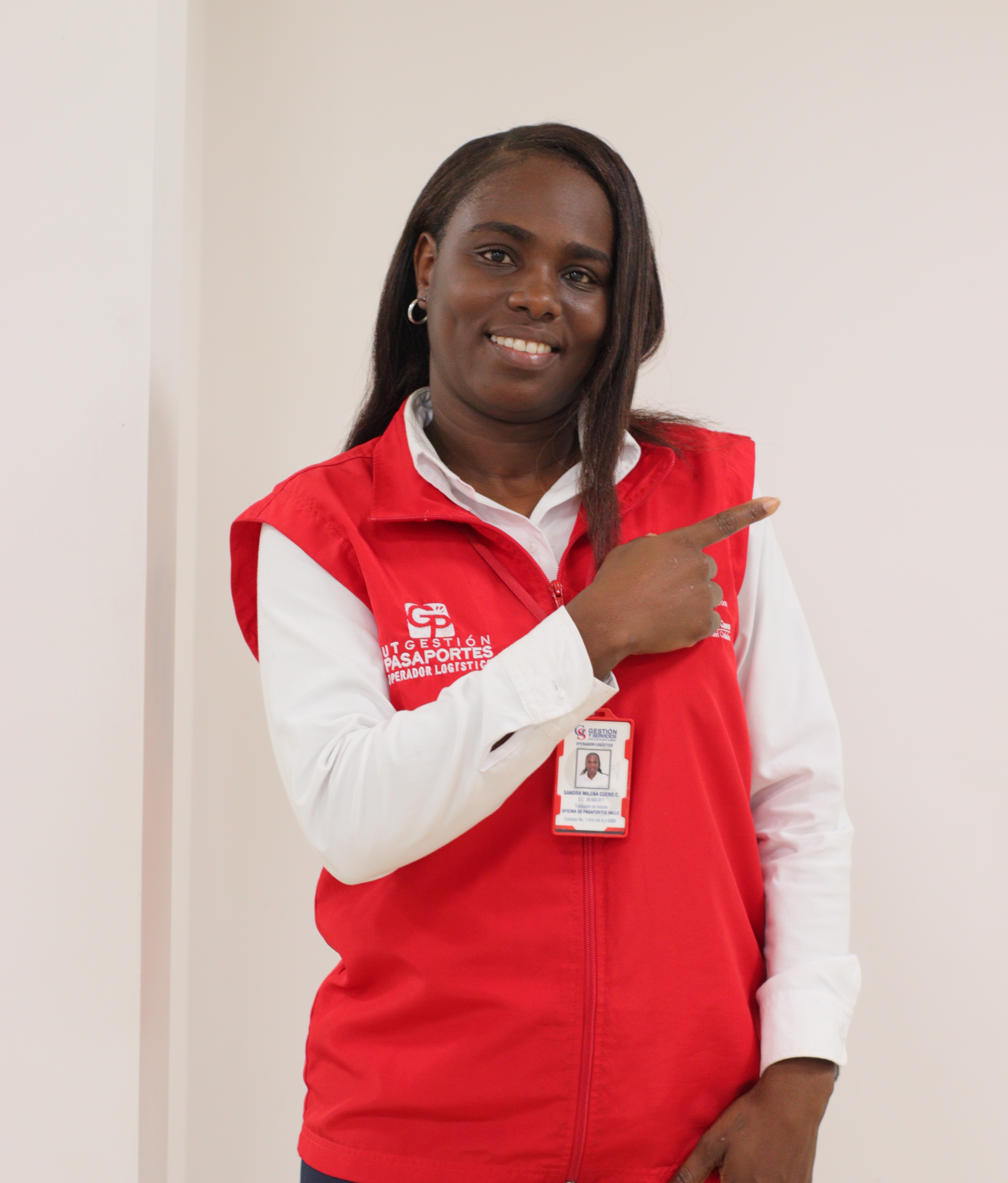 Foto persona con chaleco rojo